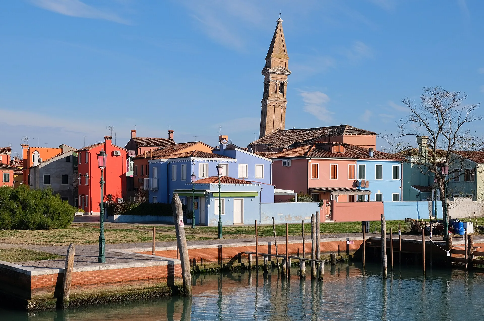 Case colorate di Burano con il campanile pendente della chiesa di San Martino sullo sfondo
