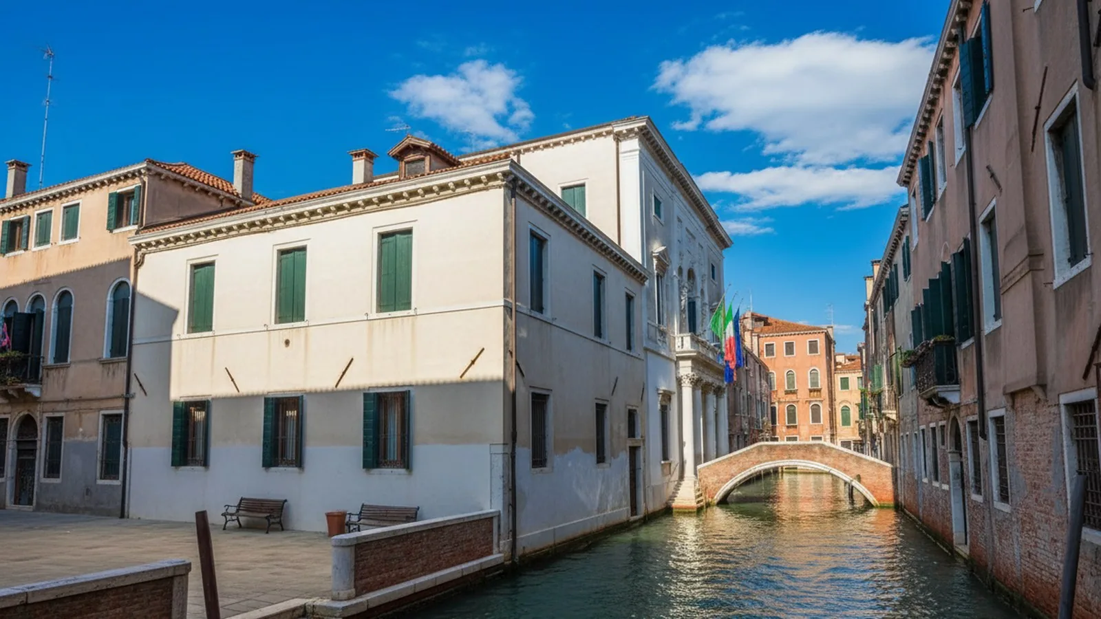Facciata e architettura neoclassica del Teatro La Fenice a Venezia